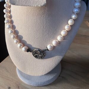 Vintage 10 mm knotted pearl necklace - silver toggle with three dragonflies 925